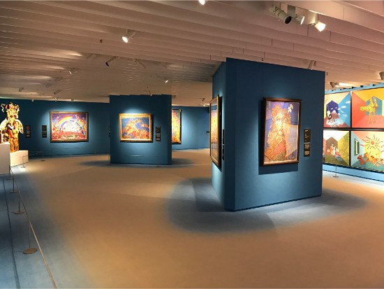 独創的なスタイルと精力的な作品制作で有名な「絹谷幸二美術館」