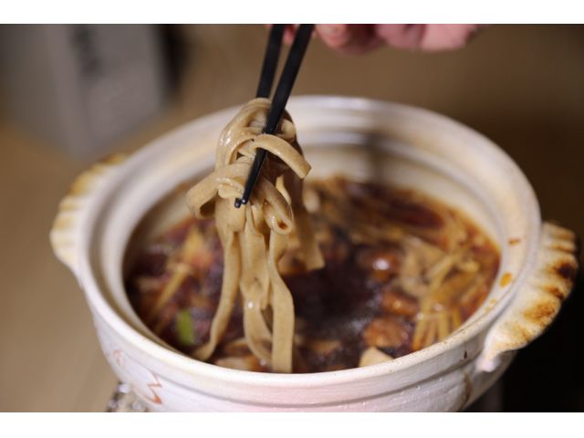 熱々のスープに、しゃぶしゃぶのように蕎麦をさっとくぐらせ、濃いめの出汁と具材を絡めながらいただく。