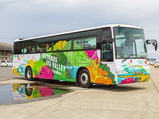 ―かかしと一緒に旅をする!?乗らなきゃ損するエンターテイメントバス!