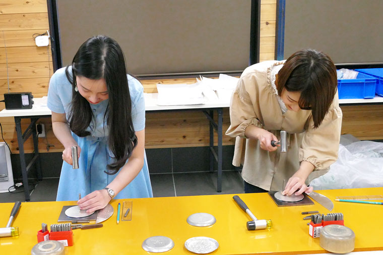 大人から子供まで錫皿の制作体験ができます