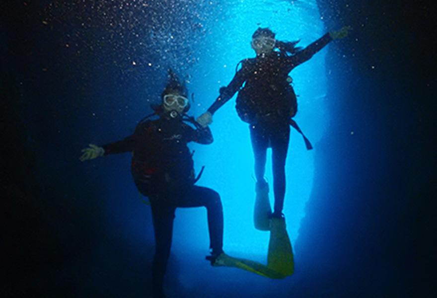 神秘的な洞窟内