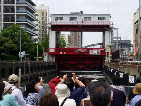 貸切船でしか行けないポケカル特別航路!船から楽しむ「水のエレベーター」(扇橋閘門)を体験!