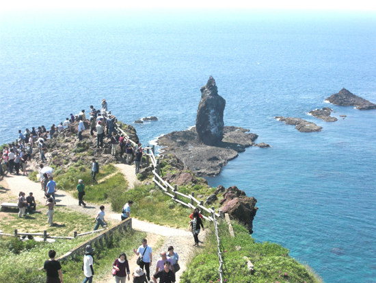 毎年多くの観光客が訪れる絶景の岬